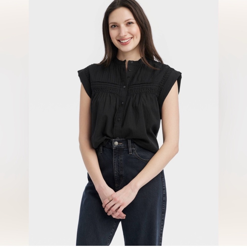 Like new Universal Thread Pintuck Blouse